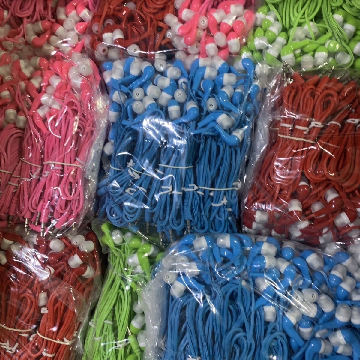 Lot de 1000 écouteurs filaires intra-auriculaires 3,5 mm – Câble plat anti-nœuds, compatibles smartphones, tablettes, PC et lecteurs MP3