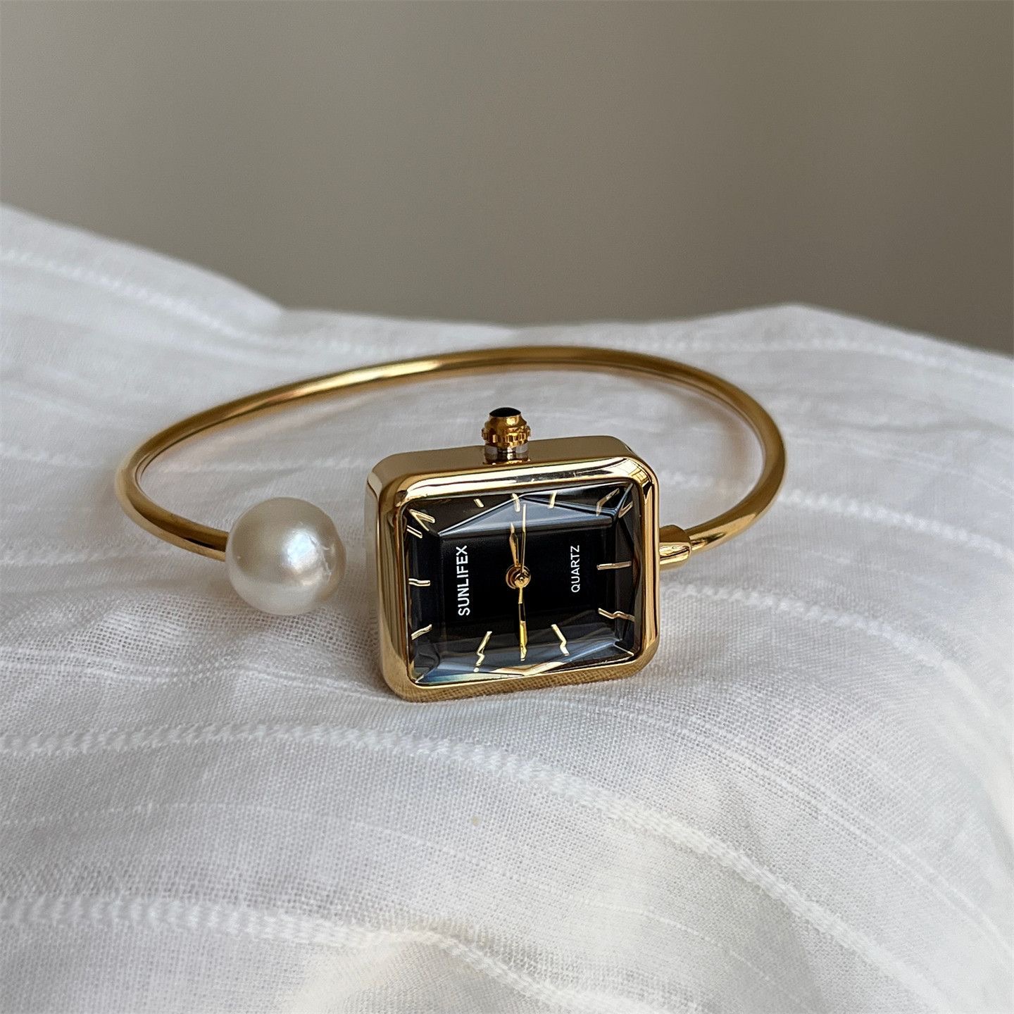 Montre Femme Élégante avec Bracelet Perlé – Design Carré Vintage et Raffiné