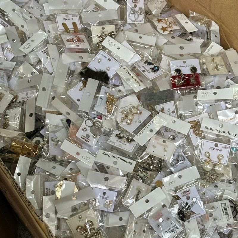 Lot de 1000 boucles d’oreilles assorties style élégant