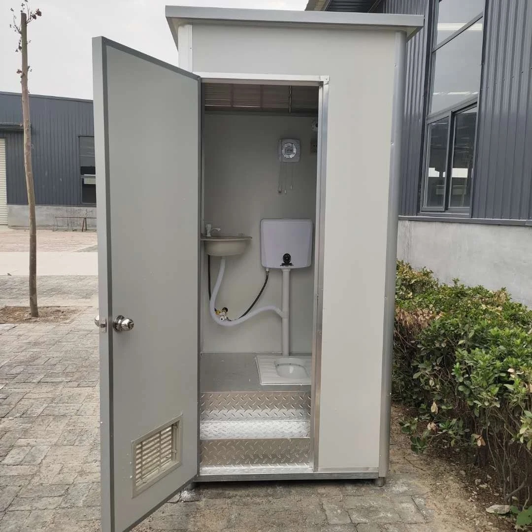 Cabine Sanitaire Mobile Extérieure 1,1 × 1,1 m, avec une hauteur de 2,35 m.